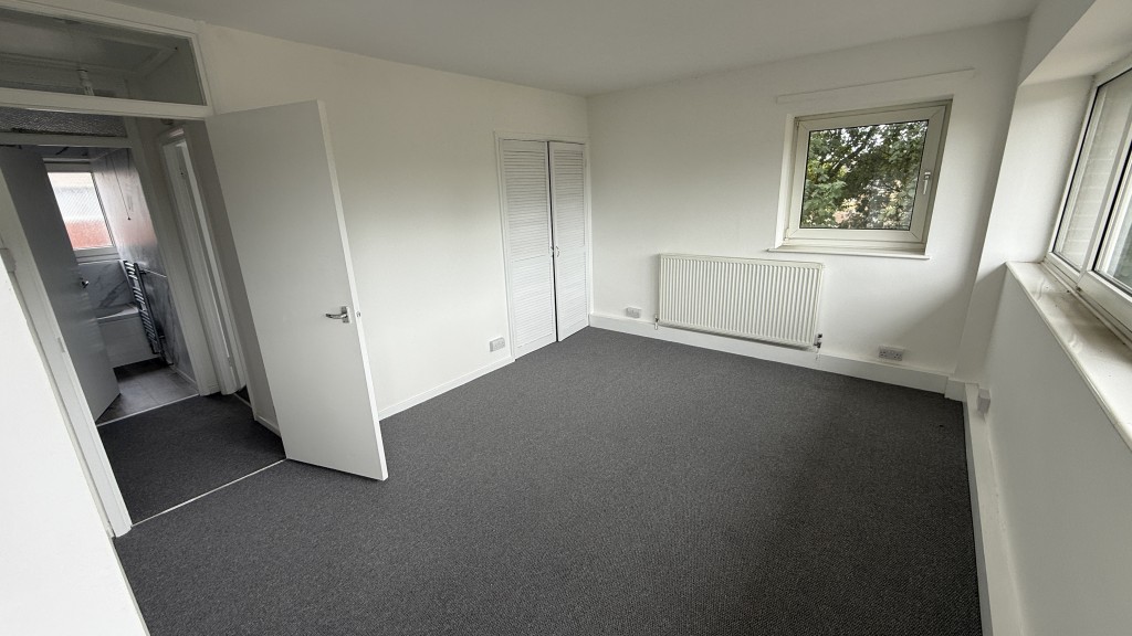 Lot: 214 - VACANT MAISONETTE FOR INVESTMENT OR OWNER OCCUPATION - Interior image of main front bedroom